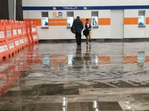Suspenden Línea 7 del Metro hasta el jueves por inundaciones