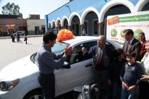 Entrega José Juan Espinosa auto a ganador del Sorteo Predial