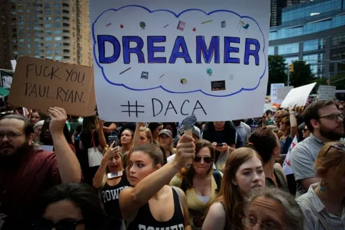 Juez ordena a Trump reanudar trámites de DACA