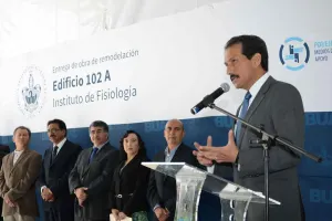 Alfonso Esparza entrega edificio remodelado a Fisiología BUAP