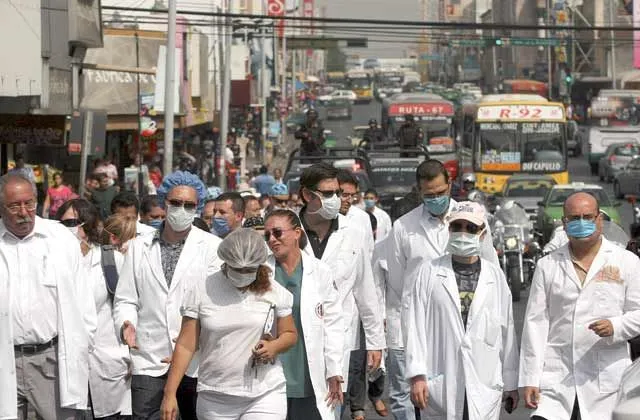 Médicos marchan contra inseguridad en Nuevo León