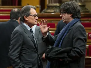 Partidos catalanes logran acuerdo de última hora; dejan fuera a Artur Mas