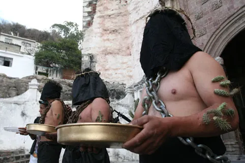 Con espinas en el cuerpo y cadenas, engrillados de Atlixco cumplen mandas