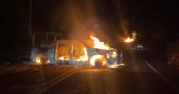 Jóvenes con la cara cubierta queman camionetas de la Guardia Nacional en Tixtla, Guerrero