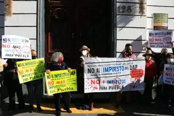 Barzón Poblano y FNERR se manifiestan, rechazan el cobro del alumbrado por parte de los municipios