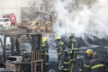 Incendio consume bodega de tarimas de madera en el parque industrial Sanctórum