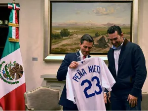 Critican a Adrián González por reunirse con Peña Nieto