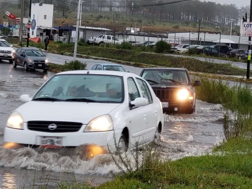 Fuerte aguacero deja daños menores en la capital poblana