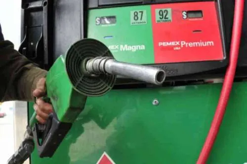 Precios de gasolinas ligaron en enero su segundo mes a la baja