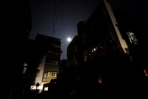 Apagón en India se extiende a la mitad del país