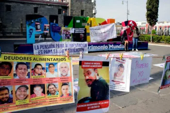 Exhiben en el zócalo de Puebla a padres que evaden pensión alimenticia para sus hijos