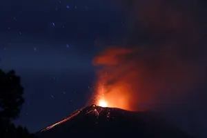 Popocatépetl emite fragmentos incandescentes la madrugada de hoy
