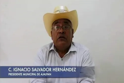 Presidente de Ajalpan rinde Segundo Informe a pesar de ser buscado por la FGE