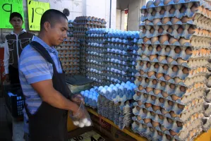 Alza en precio del huevo genera inconformidad entre poblanos