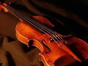 Encuentra su Stradivarius de 2.6 mdd que olvidó en un tren