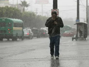 Dos canales de baja presión y onda tropical provocarán lluvias en el país