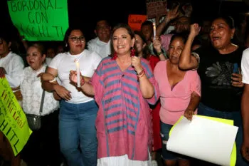 Xóchitl Gálvez inició su precampaña con damnificados del huracán Otis, en Coyuca de Benítez