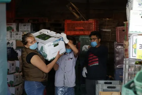 Comerciantes de la Central de Abastos regalan alimentos