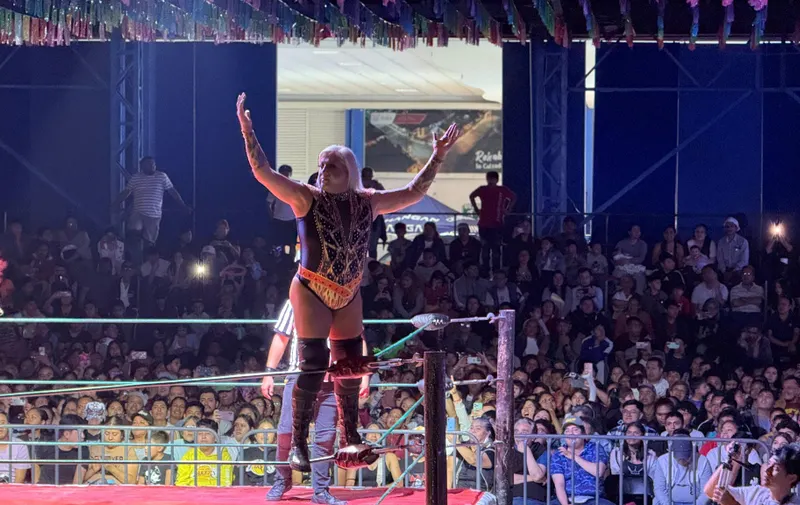 Ariadna Ayala comparte una noche llena de adrenalina en la función estelar de lucha libre AAA de la Feria de Atlixco 2025