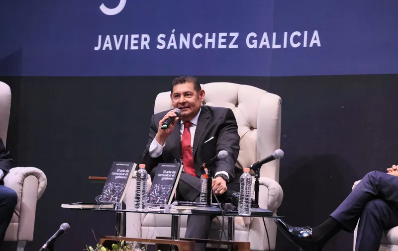 Alejandro Armenta destaca la comunicación como clave en la gobernanza durante presentación de libro