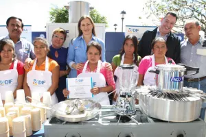 Alonso de Moreno Valle beneficia a menores de Tlacuilotepec con paquetes escolares del programa ”Be