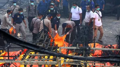 Al menos 47 muertos en un incendio en una fábrica de fuegos artificiales de Indonesia