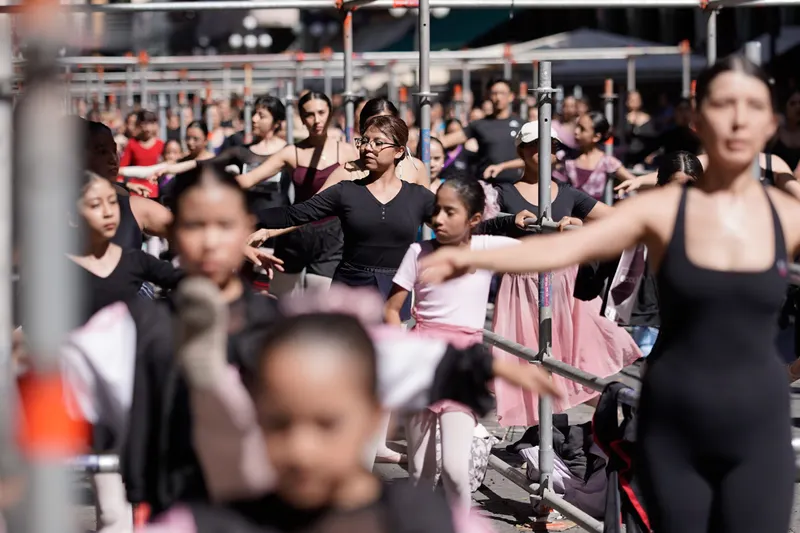 Elisa Carrillo reúne a casi 700 personas en clase magistral de ballet en el zócalo de Puebla