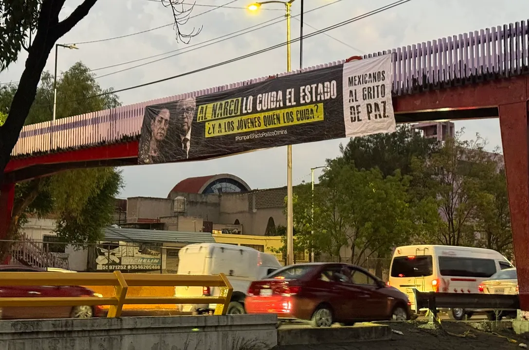 Sheinbaum arremete contra “Mexicanos al Grito de Paz” y vincula campaña de lonas con Ricardo Salinas Pliego: “no vean TV Azteca”