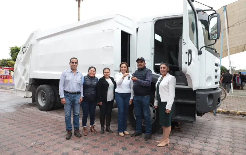 Encabeza Gaby Bonilla entrega de apoyos en Santo Tomás Hueyotlipan
