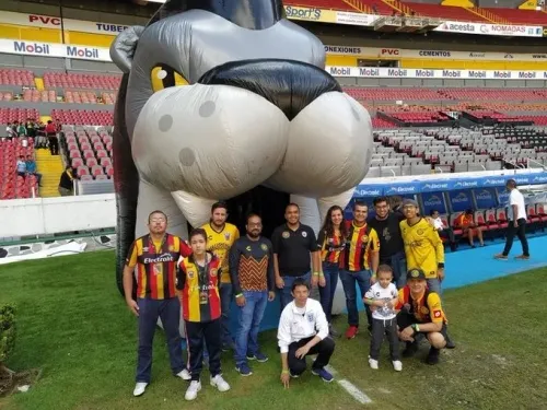 ´Batman haciendo perreo´: Acceso inflable de Leones Negros confunde a las redes sociales
