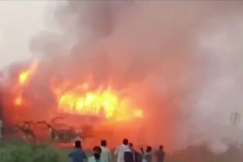 Suman 74 muertos por incendio de tren en Pakistán