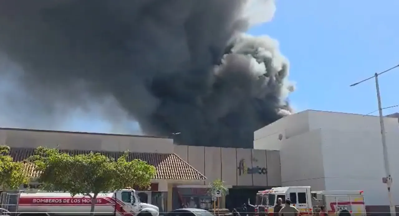 Incendio en plaza de Los Mochis deja cinco muertos y decenas de lesionados