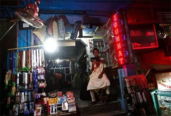 Restablecen servicio eléctrico en India; causa de apagón es un misterio