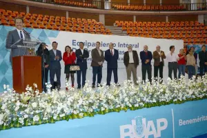 Esparza Ortiz entrega equipamiento integral a preparatorias de la BUAP