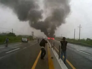 VIDEO: Maestros de la CNTE dan golpiza a policía, en Chiapas