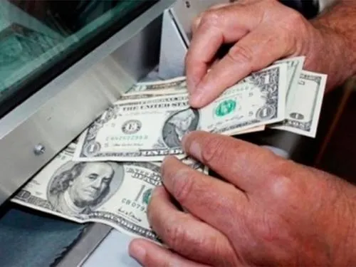 En $17.96 se cotiza el dólar en casas de cambio del AICM