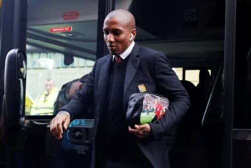 Ashley Young firma su llegada en el Inter de Milán