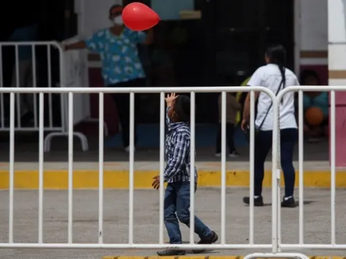 Aprueban ley que prohíbe que niños migrantes sean llevados al INM