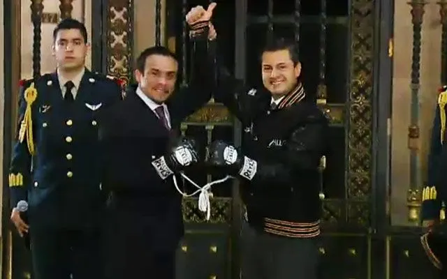 Peña Nieto recibe guantes vencedores de Juan Manuel Márquez