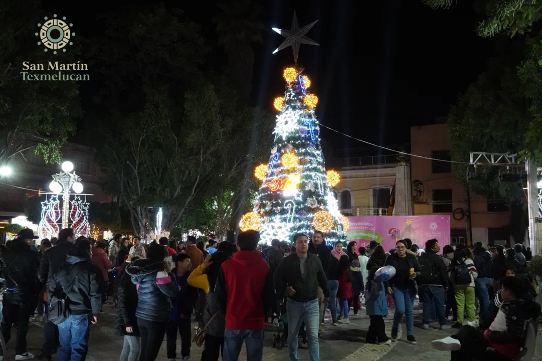 Texmeluquenses asisten con entusiasmo al encendido del árbol navideño