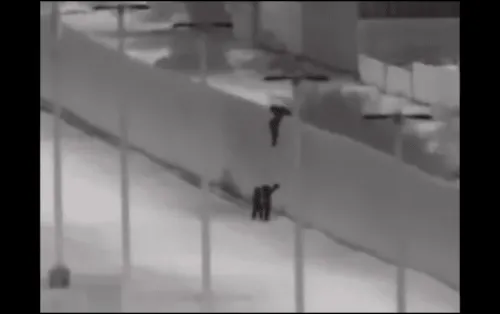 Dejan caer a tres niños guatemaltecos sobre muro fronterizo de EU