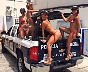 Modelos en Cancún posan en patrulla de Policía Turística