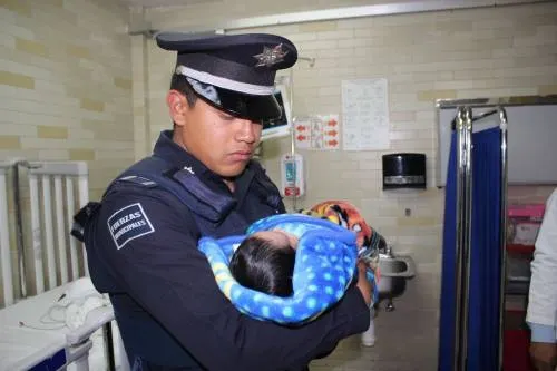 Policía Municipal de Puebla rescata a recién nacido abandonado