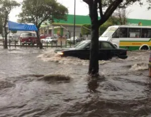 Tromba provocó inundaciones en diversas colonias de Puebla