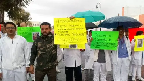 Desaparece joven residente del IMSS San José; compañeros se manifiestan para pedir su búsqueda