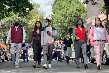 Personas en la calle en la Ciudad de México tras el sismo (REUTERS/Carlos Jasso)