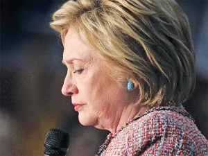 Informe tambalea a Hillary Clinton