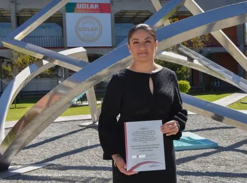 Académica Udlap recibe reconocimiento por trayectoria profesional
