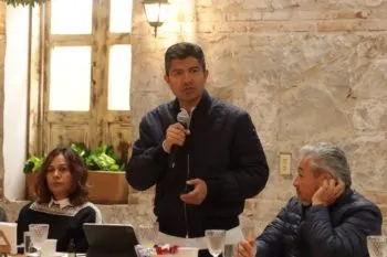 Actores sociales de la Sierra de Puebla platican con Eduardo Rivera