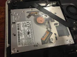 Usuarios de MacBook encuentran monedas dentro de sus máquinas